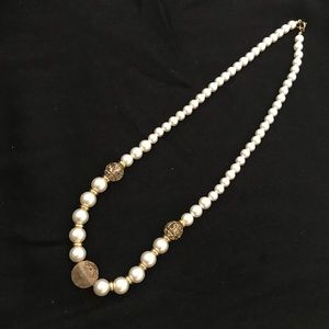 Elegante fun necklace pearl and gold tone accents